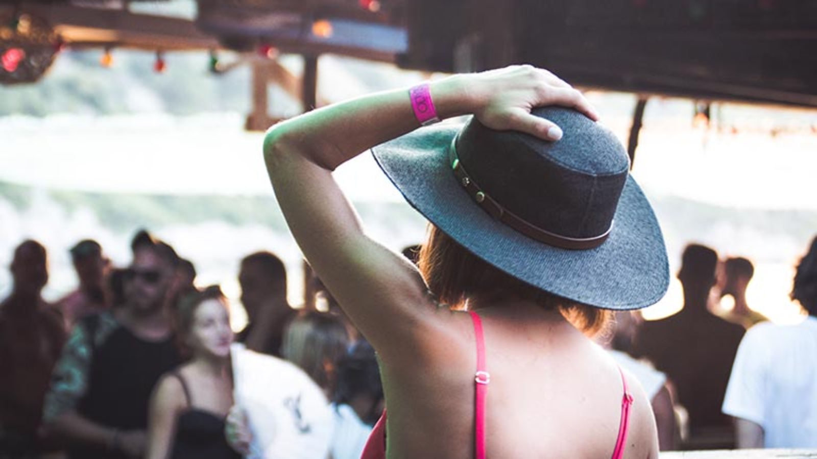 girl-crowd-summer-vacation-pink-fun-1414767-pxhere