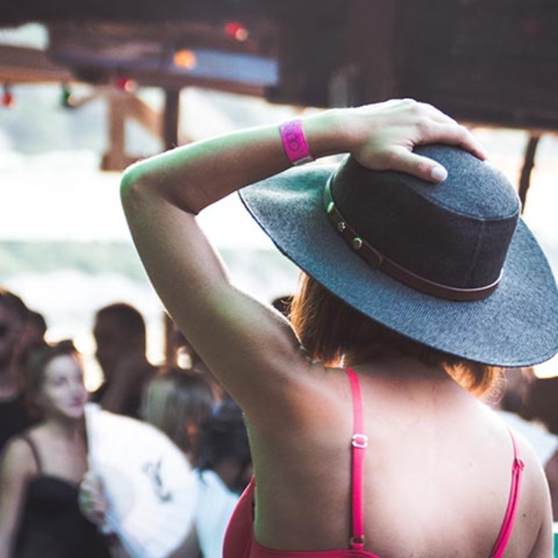 girl-crowd-summer-vacation-pink-fun-1414767-pxhere